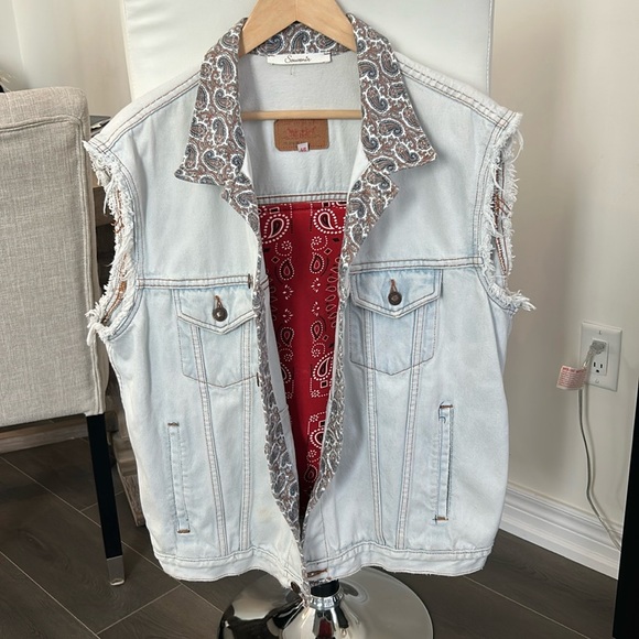 Levi’s Trucker Upcycled Lightwash Denim Vest Red Paisley Bandana Print Unisex - Picture 17 of 17